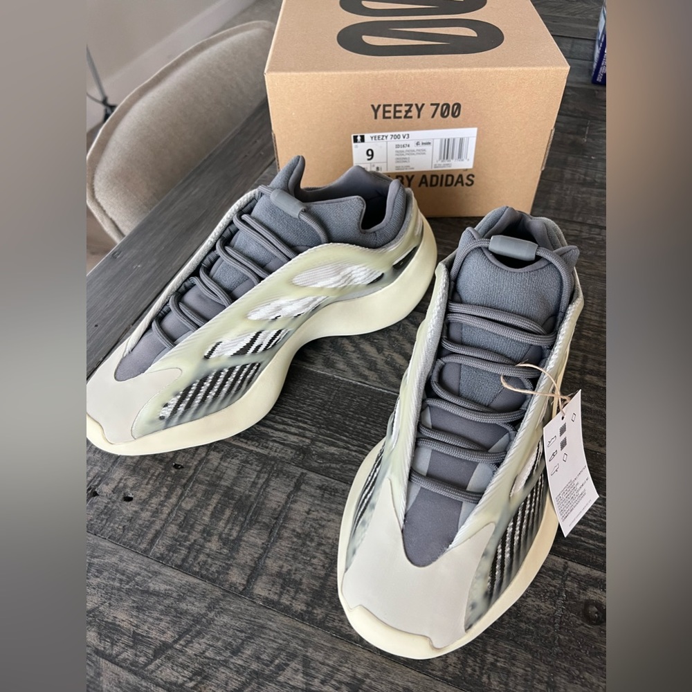 NIB Authentic Yeezy 700 V2 / Sz 9